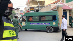 រថយន្ត​ដឹក​សកម្មជនគណបក្ស​ប្រឆាំង​ទាំង​១៣​នាក់ ចេញ​ពី​ច្រកទ្វារ​ខាងក្រោយ​នៃ​សាលា​ដំបូង​រាជធានី​ភ្នំពេញ បញ្ជូន​ទៅកាន់​ពន្ធនាគារវិញ ក្រោយ​បញ្ចប់​ការ​ប្រកាស​សាល​ក្រម​នៅ​ថ្ងៃទី​១៧ ខែមីនា ឆ្នាំ​២០២២។ (រូបភាព៖ កាន់ វិច្ឆិកា/វីអូអេ)