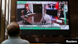 香港街头的大型电视屏幕正在播放美国总统拜登与中国领导人习近平的视频会谈的视频。（2021年11月16日）