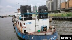 Hoton Wani Jirgin Ruwan Da Aka Kama Bisa Zargin 'Yan Fashin Teku Ne a Lagos, ranar 20 ga Agustar 2013.