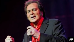 FILE - Engelbert Humperdinck performs in concert at the Royal Albert Hall, May 29, 2015.