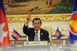 រូបឯកសារ៖ នាយករដ្ឋ​មន្ត្រី​កម្ពុជា​លោក ​ហ៊ុន​ សែន​ កាល​ពី​ថ្ងៃ​ព្រហស្បតិ៍​ ទី​២៨ ខែ​តុលា ឆ្នាំ​២០២១ បាន​ទទួល​ញញួរ​ប្រធាន​ប្តូរវេន​ សមាគម​ប្រជាជាតិ​អាស៊ីអាគ្នេយ៍​ (អាស៊ាន)​ ជា​លើក​ទី​៣ បន្ត​ពី​ប្រទេស​ព្រុយណេ​ដែល​បាន​បញ្ចប់​អាណត្តិ​របស់​ខ្លួននៅ​ឆ្នាំ​២០២១​នេះ។ (ហ្វេសប៊ុក/ទំព័រ​នាយករដ្ឋមន្ត្រី​ហ៊ុន សែន)