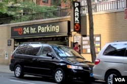 Di kota New York, pengemudi yang tidak ingin beresiko terkena tilang parkir di tepi jalan, harus memarkir kendaraan di dalam garasi yang biayanya mahal, 16 dolar ke atas per jam, seperti yang satu ini di sebelah PTRI di 38th St.