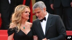 Julia Roberts dan George Clooney tiba di Festival Film Cannes untuk mempromosikan film mereka "Money Monster" (12/5). (AP/Joel Ryan)