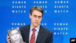 Kenneth Roth présentant le rapport 2015 de Human Rights Watch à la presse