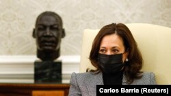 Wakil Presiden AS Kamala Harris saat menghadiri rapat dengan para senator bipartisan membahas investasi infrastruktur di Oval Office, Gedung Putih, Washington, 11 Februari 2021. (Foto: Carlos Barria/Reuters) 
