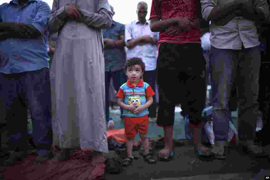 Supporters of Egypt's ousted President Mohamed Morsi pray at Rabaah al-Adawiya mosque, where Morsi supporters have installed a camp and hold daily rallies at Nasr City, Cairo, July 31, 2013.