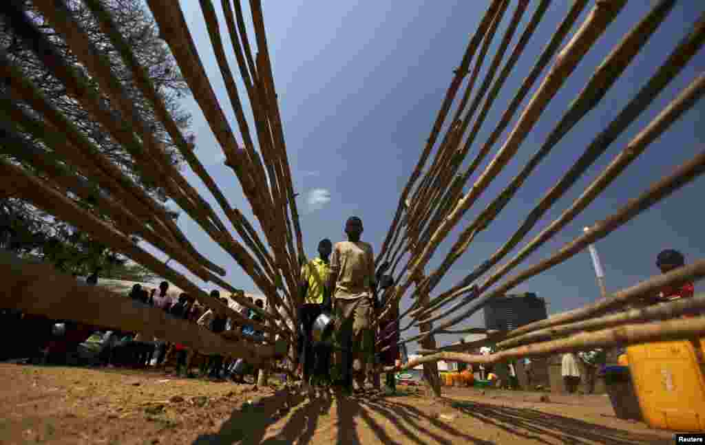 Para pengungsi Sudan Selatan berbaris untuk mendapatkan makanan di kamp pengungsi Tzaipi di Adjumani, 471 km (293 mil) sebelah utara ibukota Uganda di Kampala. 