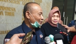 Tri Siswanto dan Budi Arifah memebrikan keterangan pers mengenai menipinya stok darah PMI Kota Surabaya. (Foto: VOA/ Petrus Riski)