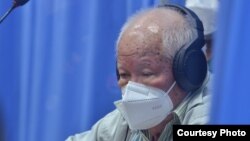 លោក ខៀវ សំផន ចូលរួម​ក្នុង​សវនាការ​បណ្ដឹង​សាទុក្ខ​នៃ​សំណុំ​រឿង០០២/០២ នៅ​សាលាក្ដី​ខ្មែរក្រហម ក្នុង​រាជធានី​ភ្នំពេញ កាល​ពី​ថ្ងៃទី១៦ ខែ​សីហា ឆ្នាំ២០២១។ (រូបថត​ផ្ដល់​ឲ្យ​ដោយ៖ ញ៉ែត សុខហេង/ECCC) 