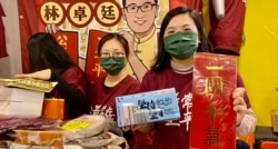 民主党前中西区区议员伍凯欣手持林卓廷写的挥春，以及民主党地区组织”解围”设计的口罩 (美国之音/汤惠芸)