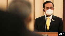 រូប​ឯកសារ៖ ​នាយករដ្ឋមន្ត្រី​ថៃ​លោក Prayut Chan-O-Cha ថ្លែង​នៅ​ក្នុង​សន្និសីទ​សារព័ត៌មាន​មួយ​នៅ​វិមាន​រដ្ឋាភិបាល​ក្នុង​រាជធានី​បាងកក កាល​ពី​ថ្ងៃ​ទី​២៥ ខែ​កុម្ភៈ ឆ្នាំ​២០២២។ 