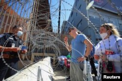 Gumanitar viza haqida so'rayotgan ruslar, Tixuana, AQSh-Meksika chegarasi, 15-mart, 2022