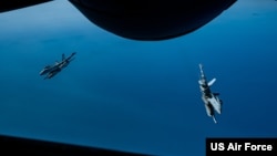 15일 태평양 상공에서 실시된 연합 훈련에서 미 공군 소속 EA-18G 전자전기가 일본 가데나 공군기지에서 이륙한 KC-135 공중급유기로부터 공중 급유를 받은 후 기동하고 있다.