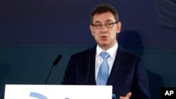 资料照：辉瑞的首席执行官布尔拉2021年10月12日在希腊举行的一个仪式上。