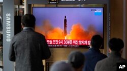 16일 한국 서울역에서 북한의 탄도미사일 추정 발사체 발사 관련 뉴스가 나오고 있다.