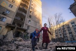 16일 폭격이 단행된 우크라이나 수도 크이우(러시아명 키예프) 시내 아파트에서 어린이가 보호자와 함께 대피하고 있다.