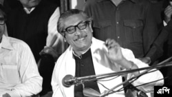 ঢাকায় এক সংবাদ সম্মেলনে বক্তব্য দিচ্ছেন বঙ্গবন্ধু শেখ মুজিবুর রহমান। জানুয়ারি ১৪, ১৯৭১। (ছবি- মাইকেল লরেন্ট/ এপি)