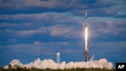 7일 한국의 두 번째 군 정찰위성이 플로리다주 케이프커내버럴의 케네디 우주센터에서 발사되고 있다.