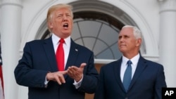 도널드 트럼프 미국 대통령(왼쪽)이 10일 뉴저지주 '트럼프 내셔널 골프클럽'에서 열린 기자회견 도중 북한 문제에 관한 질문에 답하고 있다. 오른쪽은 마이크 펜스 부통령.