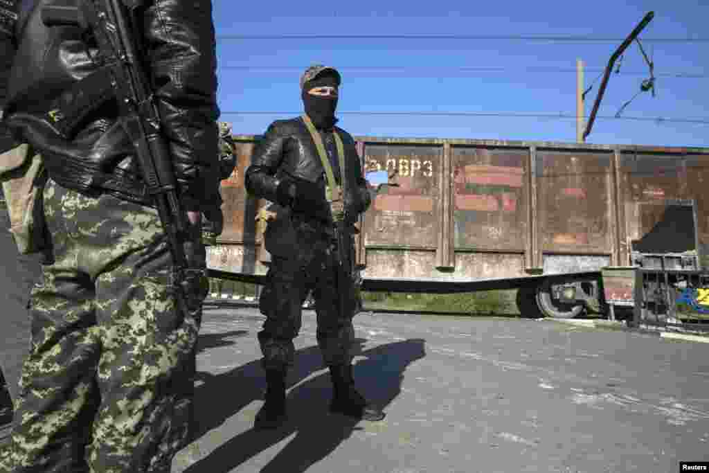 Rossiyaparast qurollangan kuchlar Slavyansk shahridagi yo&#39;llardan biriga qo&#39;yilgan nazorat punktida. So&#39;nggi kunlardagi otishmalarda 30 dan ortiq odam halok bo&#39;lgan, 6-may, 2014-yil.