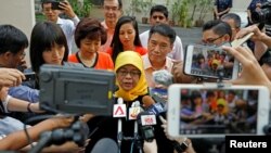 Halimah Yacob saat berbicara kepada media setelah mendapatkan sertifikat layak mengikuti pemilihan presiden, 11 September 2017. 