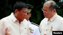 Incoming President Rodrigo Duterte (L) listens as outgoing President Benigno Aquino talks to him before Aquino leaves the Malacanang Palace in Manila, Philippines, June 30, 2016.