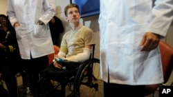 Brendan M. Marrocco écoute ses mèdecins à l'hôpital Johns Hopkins de Baltimore 