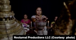 រូបថតដកស្រង់ចេញពីវីដេអូនៃខ្សែភាពយន្តឯកសារខ្នាតខ្លី «សាធុ» បង្ហាញអ្នកនាង មៀ ឡាថ អ្នករាំរបាំព្រះរាជទ្រព្យ និងជាគ្រូបង្ហាត់របាំបុរាណខ្មែរ អុជធូប។ (រូបថតដោយ Nocturnal Productions LLC)