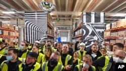 Sejumlah pekerja dari perusahaan Tesla menghadiri pembukaan pabrik baru dari perusahan itu di Gruenheide, Jerman, pada 22 Maret 2022. (Foto: Patrick Pleul/Pool via AP)