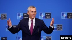 Generalni sekretar NATO-a Jens Stoltenber govori na konferenciji za novinare u Briselu (Foto: REUTERS/Gonzalo Fuentes)