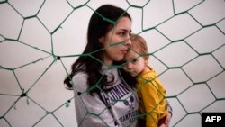 "Nous avons délivré à tous [les réfugiés ukrainiens] un statut de protection temporaire", assure la Commission européenne.