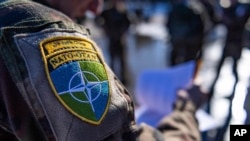 រូបឯកសារ៖ ទាហាន​បារាំង​ម្នាក់ ពាក់​ឯកសណ្ឋាន​ដែល​មាន​ផ្លាក​សញ្ញា​អង្គការ​អូតង់​នៅឯ​មូលដ្ឋាន​ទ័ពអាកាស Amari ប្រទេសអេស្តូនី កាលពី​ថ្ងៃ១៧ ខែមីនា ឆ្នាំ២០២២។