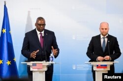 로이드 오스틴(왼쪽) 미 국방장관이 17일 슬로바키아 수도 브라티슬라바에서 야로슬라프 나드 슬로바키아 국방장관과 공동회견하고 있다.