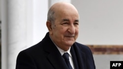 Le président Abdelmadjid Tebboune a reçu dimanche à Alger les chefs et les représentants des "mouvements politiques de la République du Mali".