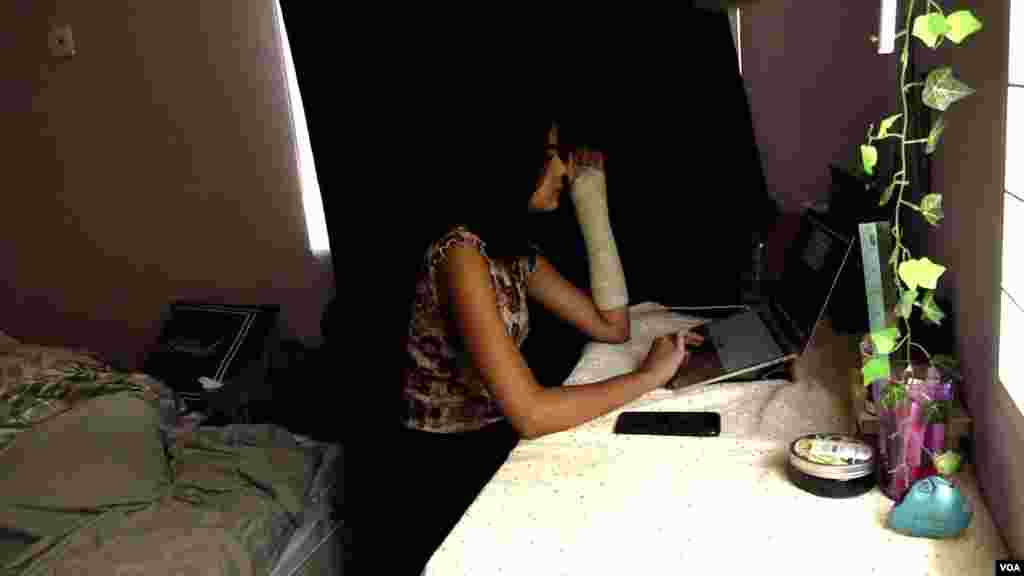 Mikhaela Panachery’s bedroom doubles as her office. Panachery, 23, likes working from home and prefers being part of the gig economy because she can set her own schedule. (David Grunebaum/VOA)