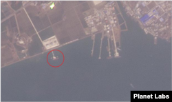 남포의 새 유류 하역시설에 유조선(원 안)이 작업을 하고 있다. 주변 다른 부두에도 유조선들이 보인다. 자료=Planet Labs