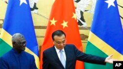머내시 소가바레(왼쪽) 솔로몬제도 총리와 리커창 중국 총리가 지난 2019년 베이징에서 회동하고 있다. (자료사진)