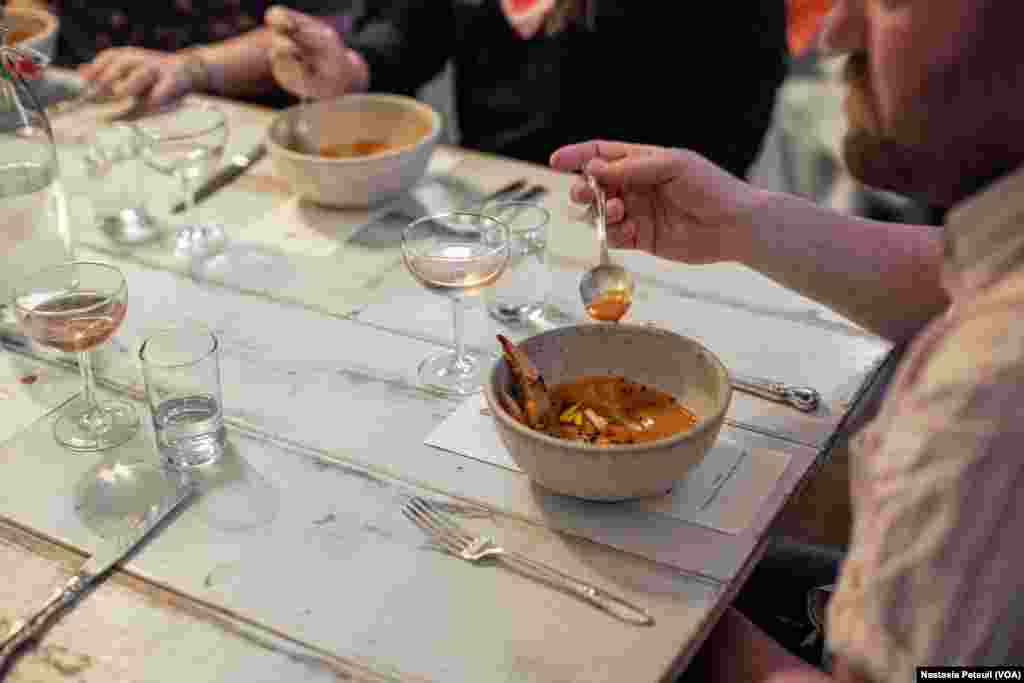 Le dîner est servi dans le restaurant Dakar-Nola, à la Nouvelle Orléans, le 23 mars 2022. (VOA/Nastasia Peteuil)