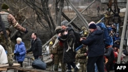 우크라 수도 크이우 근교 이르핀에서 사람들이 대피하고 있다.