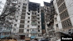 Stambene zgrade u Marijupolju uništene u bombardovanju, 27. mart 2022.