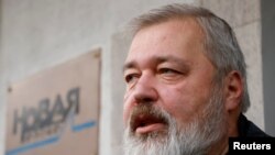 资料照：2021年10月8日，俄罗斯调查性报纸《新报》的总编、2021年诺贝尔和平奖得主之一穆拉托夫在莫斯科与新闻记者谈话。