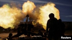 우크라이나 의용군 장병들이 지난달 28일 자포리자 지역에서 곡사포를 사격하고 있다. (자료사진)