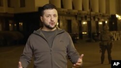볼로디미르 젤렌스키 우크라이나 대통령이 23일 수도 크이우(러시아명 키예프) 거리에서 연설하고 있다. 