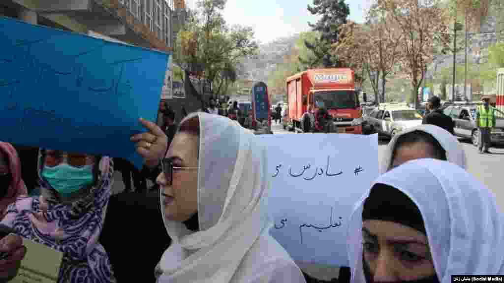 میشل بچلیت، کمیشنر عالی ملل متحد در امور حقوق بشر، هشدار داد که مقام های طالبان بار ها و حتی در جریان بازدید دو هفته پیش او از کابل در مورد باز شدن مکاتب متوسطه و لیسه به روی دختران افغان وعده داده بودند.