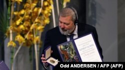 Jurnalis Rusia Dmitry Muratov ketika menerima hadiah Nobel Perdamaian 2021 di Oslo, Norwegia, 10 Desember 2021, bersama jurnalis Filipina Maria Ressa (foto: AFP).