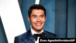 Aktor Henry Golding di acara pesta Oscar Vanity Fair di Beverly Hills, 27 Maret 2022 (Evan Agostini/Invision/AP)
