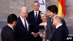 조 바이든 미국 대통령(왼쪽 2번째)이 24일 벨기에 브뤼셀에서 주요 7개국 정상회의에 앞서 기시다 후미오 일본 총리(왼쪽 뒷모습) 등 정상들과 대화하고 있다.