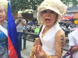 កញ្ញា សេង ធារី ឈរ​នៅ​ខាង​មុខ​តុលាការ​ក្រុង​ភ្នំពេញ ស្រែក​ទាមទារ​ឱ្យ​ដោះលែង​អ្នកទោស​មនសិការ នៅ​ក្នុង​រាជធានី​ភ្នំពេញ នៅ​ថ្ងៃទី២៨ ខែមីនា ឆ្នាំ២០២២។ (លាស់ លីបលីប/វីអូអេ)