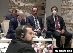 29일 러시아와 우크라이나의 정전협상 5차 회담장에 모습을 드러낸 로만 아브라모비치(가운데 왼쪽).