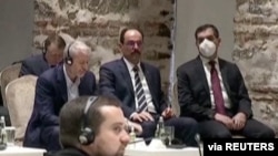 29일 러시아-우크라이나 정전협상 5차 회담장에 나온 로만 아브라모비치(가운데 왼쪽).